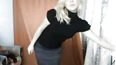 Japoniškas kačiukas nuogas persirengimo kambaryje