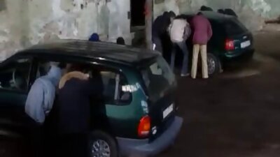 Nešvari mama veda sekso pamokas savo sūnų draugui